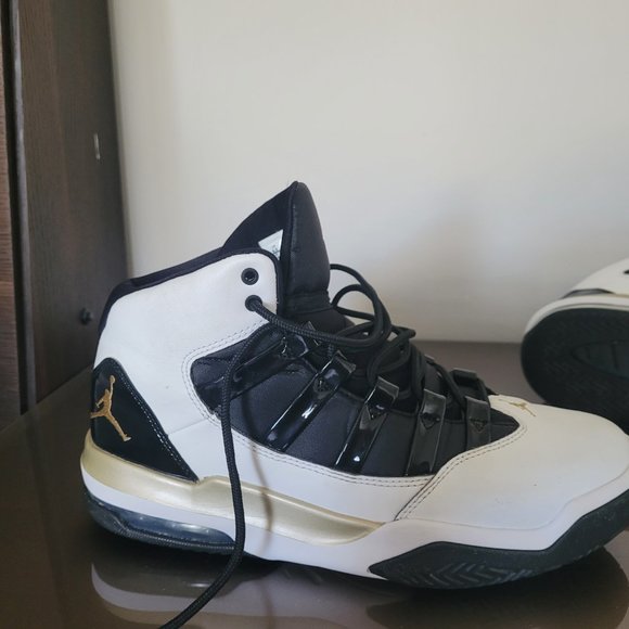 Air Jordan Max Aura white black gold big boys size 8.5 - Picture 11 of 16